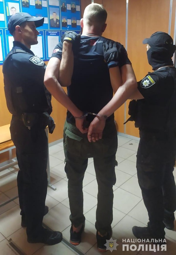 в Харькове мужчина с гранатой угрожал детям