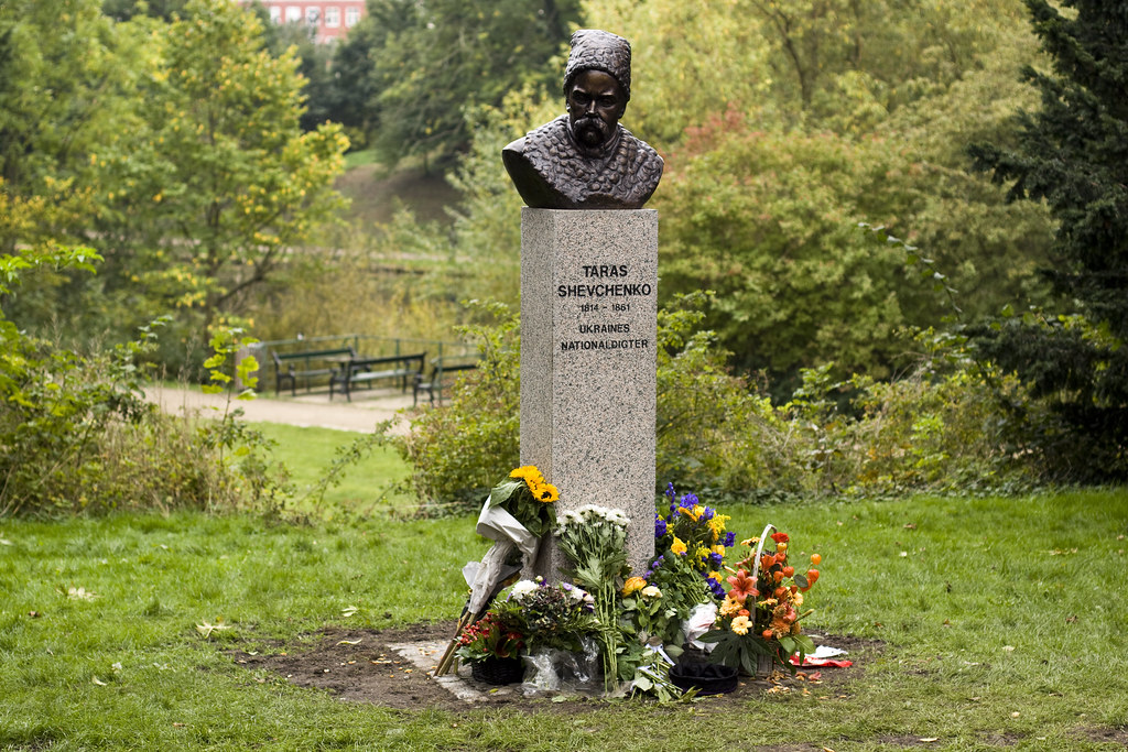 В Дании памятник Тарасу Шевченко раскрасили в цвета российского флага (фото)