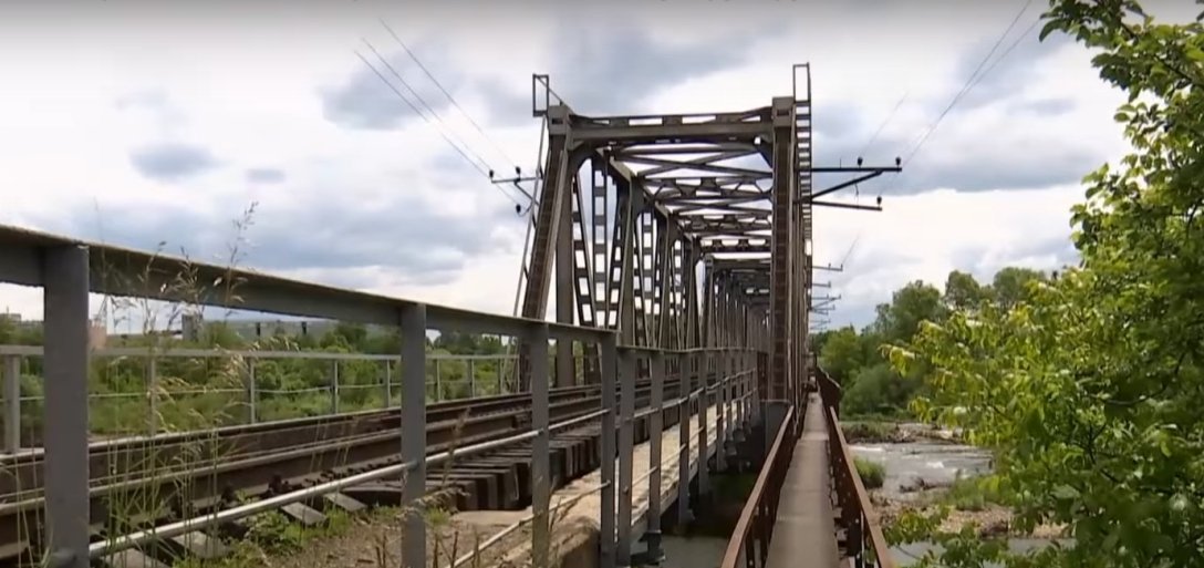 В Ивано-Франковске подростка ударило током на железнодорожном мосту