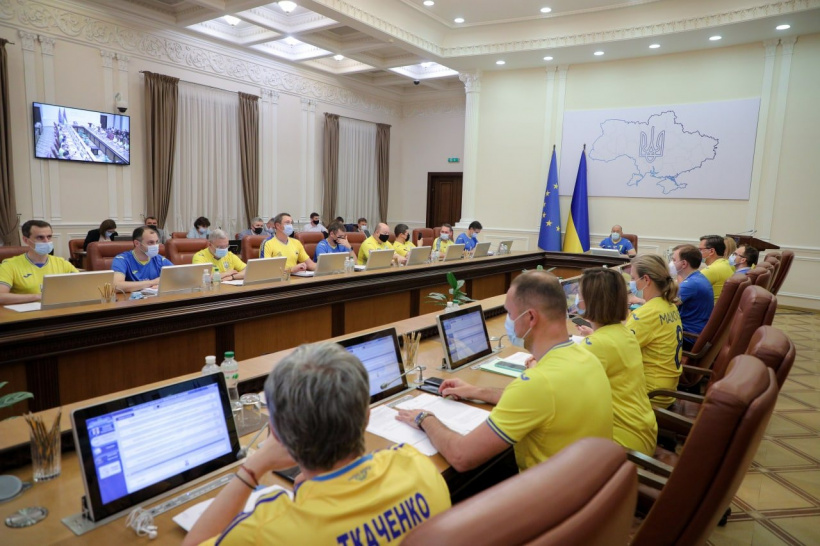 Шмыгаль и министры провели заседание Кабмина в форме сборной Украины (фото, видео)