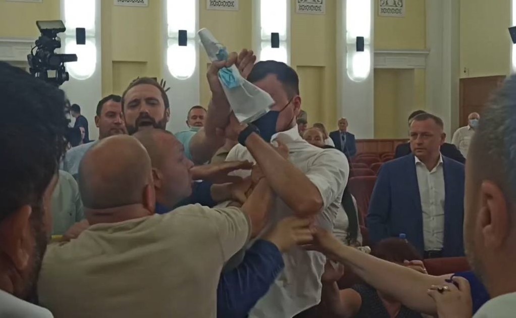 В Харькове на сессии горсовета произошла драка с участием депутата (видео)
