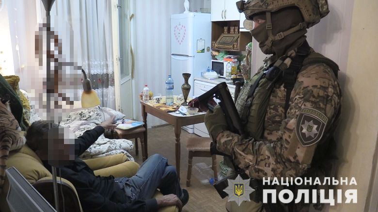 В Киеве мужчина взял женщину в заложники (видео)