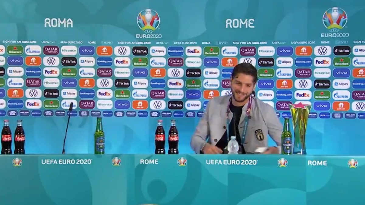 Вслед за Роналду: игрок сборной Италии показал своё отношение к Coca-Cola (видео)