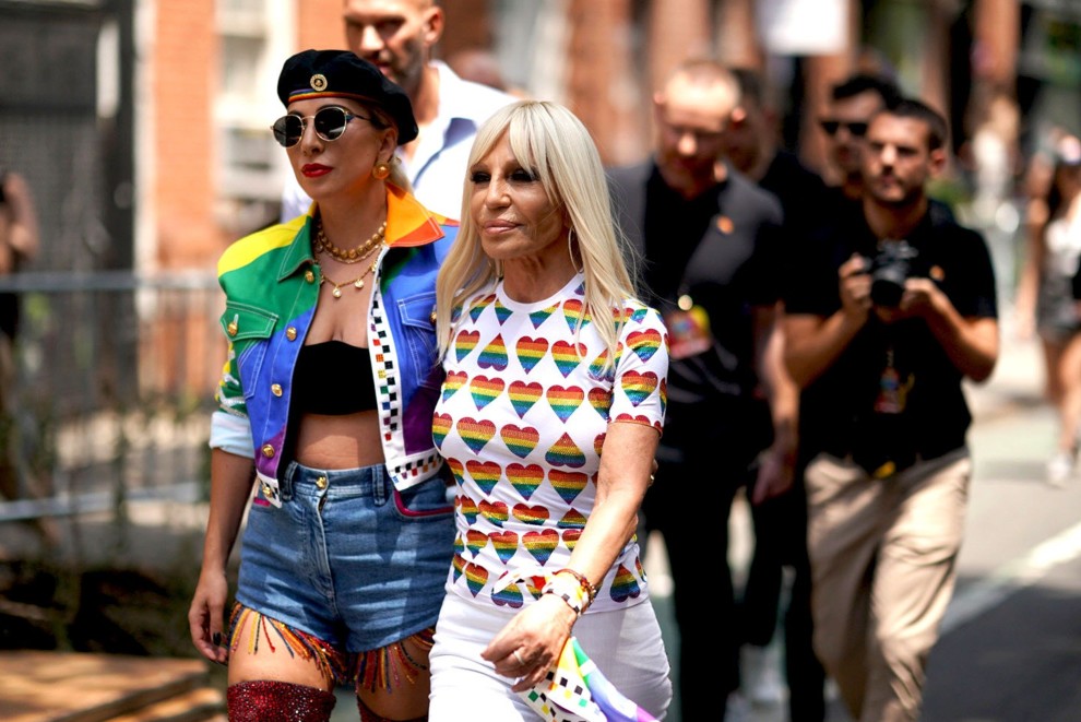 Versace и Леди Гага представили совместную коллекцию в поддержку ЛГБТ+ (фото)