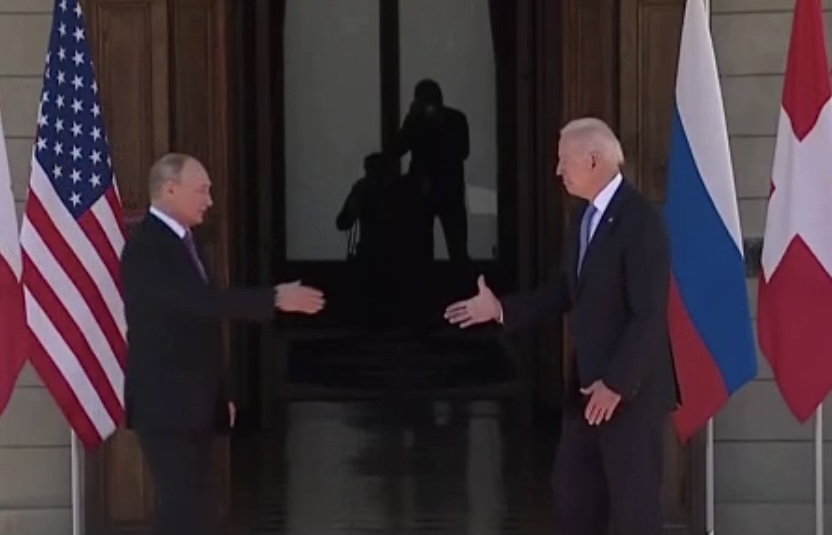 Путин и Байден пожали друг другу руки (видео)