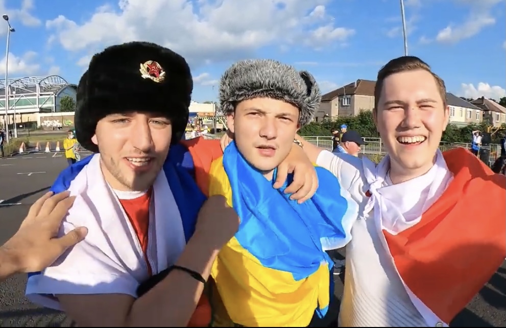 Болельщик с флагом России, которому порвали футболку на матче Украина — Швеция, дал интервью перед игрой (видео)