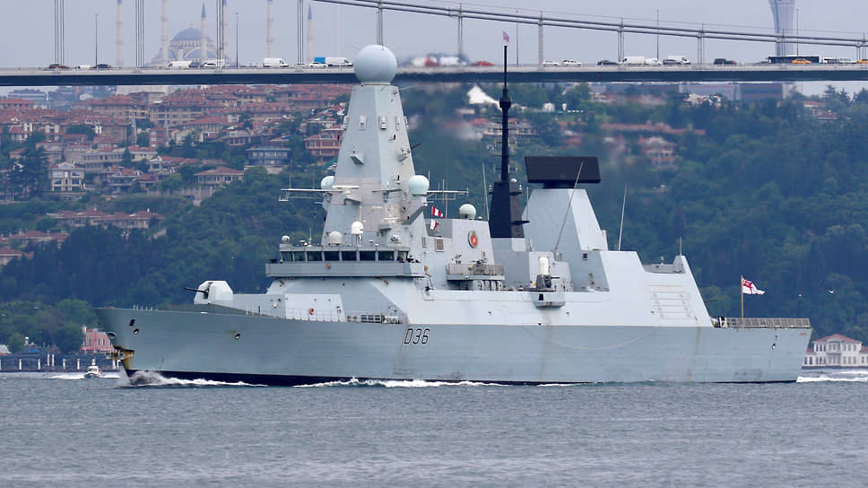 Минобороны РФ призвало провести расследование действий эсминца в Черном море
