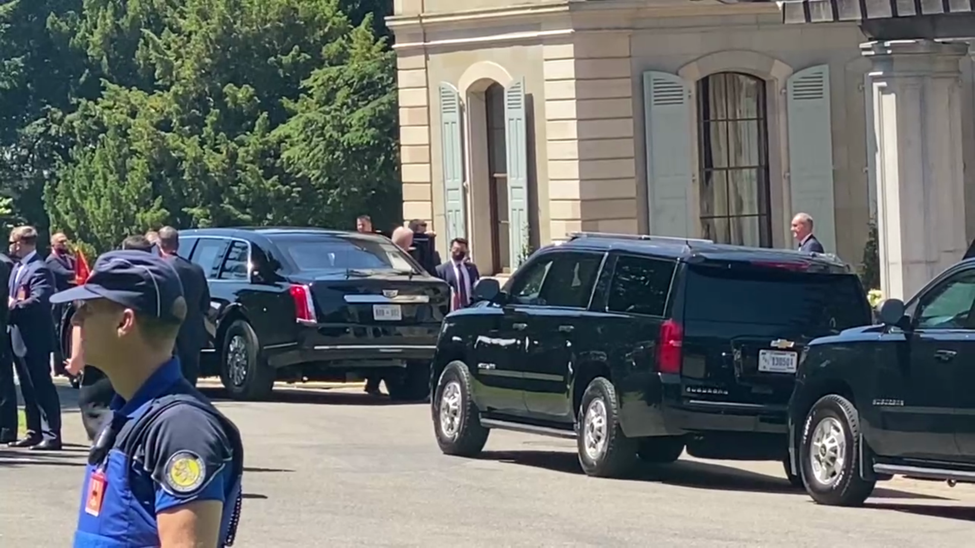 Новый конфуз: президент Швейцарии больше минуты ждал, пока Байден выйдет из лимузина (видео)