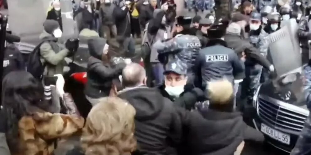 В Париже местные армяне напали на кортеж Пашиняна (видео)