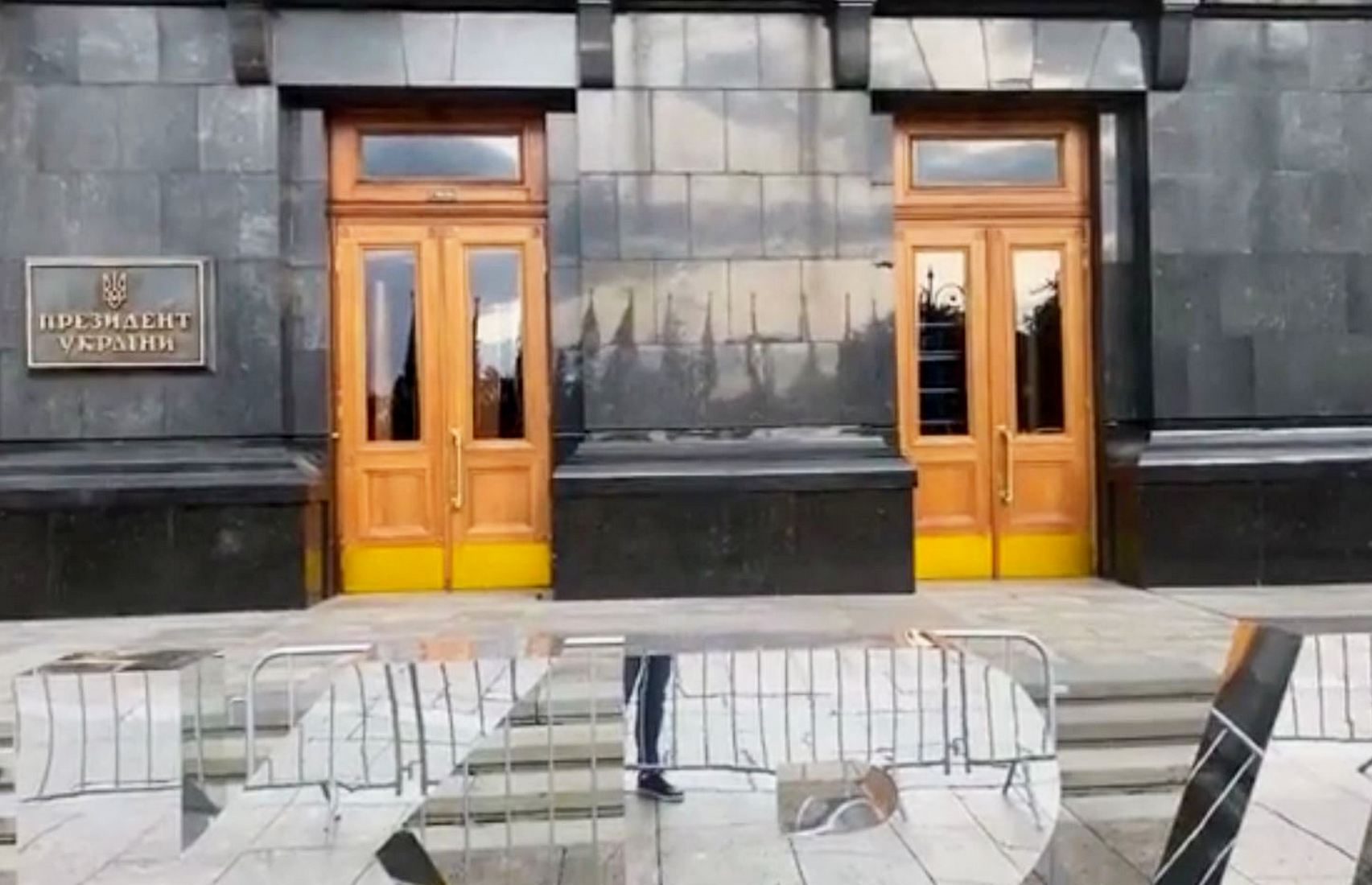 В Офисе президента поставили новые двери на следующий день после суда по Стерненко (видео)
