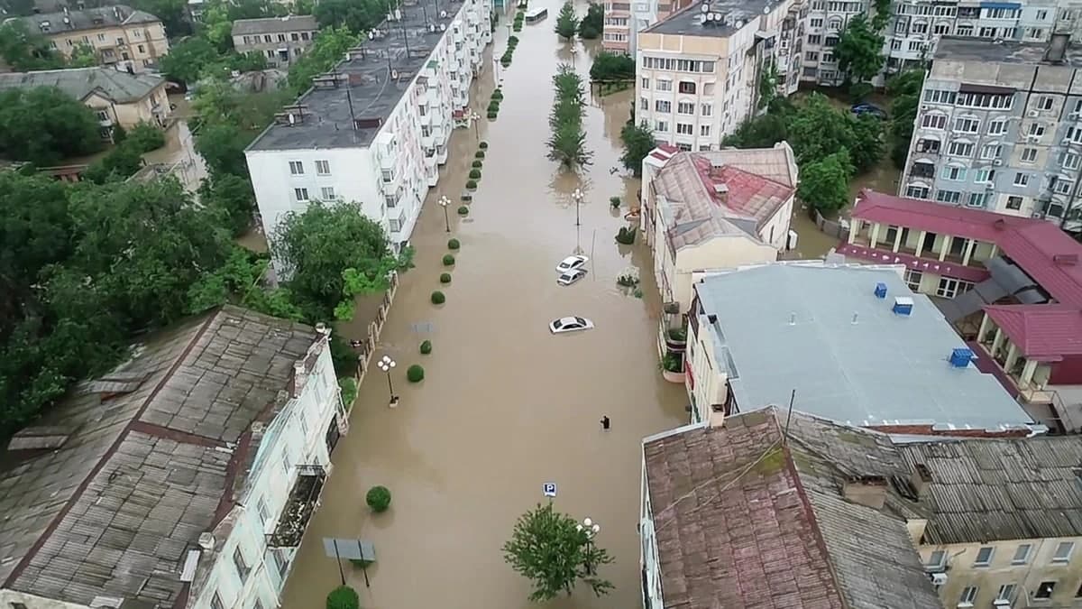 Сотни затопленных домов, тысячи эвакуированных жителей и Аксенов в лодке: все что известно о наводнении в Крыму