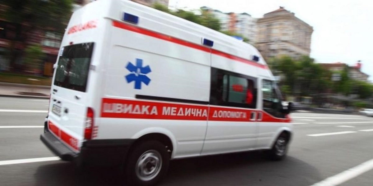 В Ровно мужчина выпал из окна 7 этажа на скорую (фото)