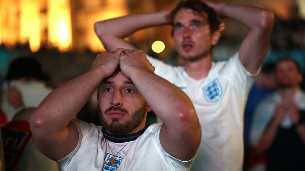 Фотоподборка: как итальянцы радовались чемпионству, а англичане горевали из-за проигранного финала Евро-2020