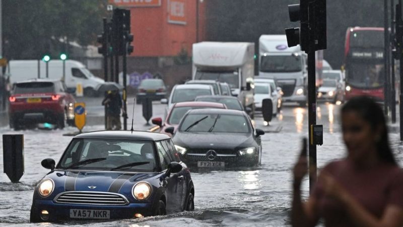 Лондон затопило после сильного дождя (фото, видео)