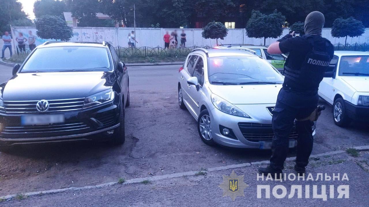 В Черкассах иностранцы устроили стрельбу, повреждено авто (фото)