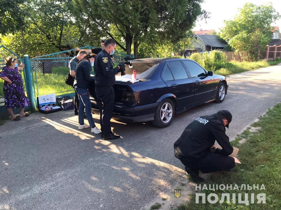 Под Львовом возле авто нашли таксиста с ножевыми ранениями