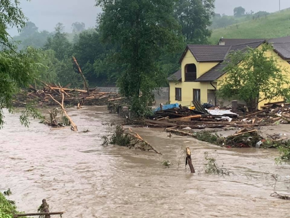 Наводнение в Закарпатье и Прикарпатье: спасатели вытаскивают людей из воды (видео, фото)