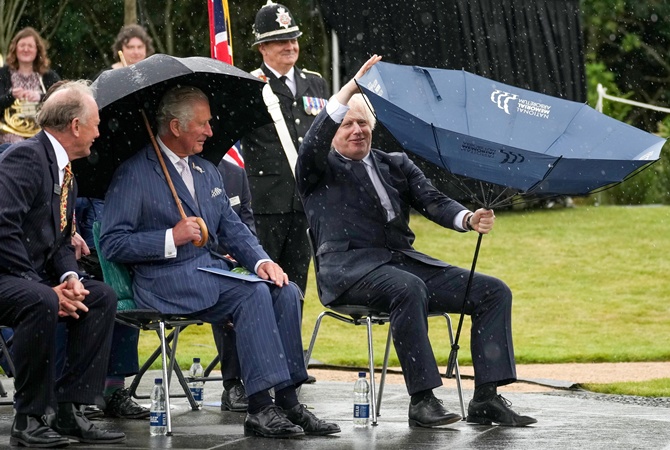 Борис Джонсон рассмешил принца Чарльза зонтом на открытии мемориала погибшим полицейским (фото, видео)