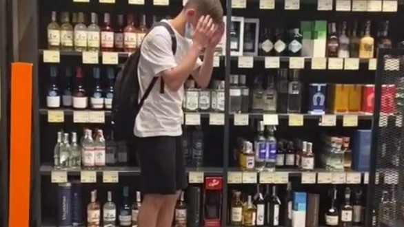 В Киеве тиктокер хотел снять видео и разбил в магазине бутылку виски за 7,5 тыс. долларов (видео)