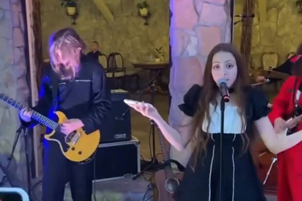 Дочь Оли Поляковой спела нецензурную песню при матери и подверглась критике (видео)