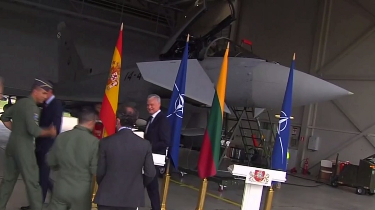 Истребители НАТО подняли на перехват российского самолёта во время пресс-конференции лидеров Испании и Литвы (видео)