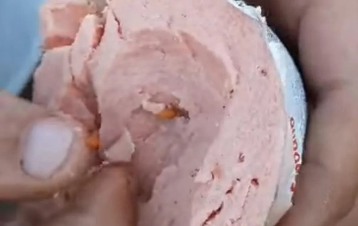 В Херсоне атошнику продали колбасу, кишащую червями (видео)