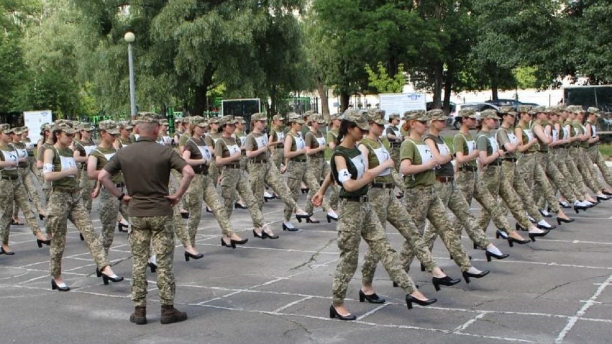 «Я бы посмотрел на камуфляжные бикини»: норвежцы высмеяли марширующих на каблуках украинок