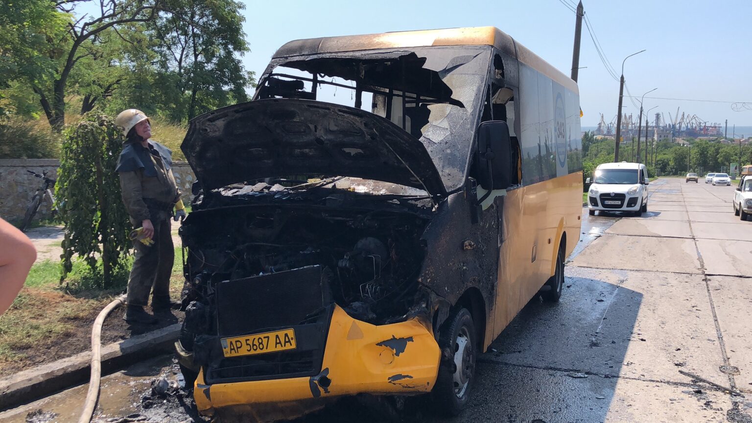 В Бердянске во время движения загорелась маршрутка с пассажирами