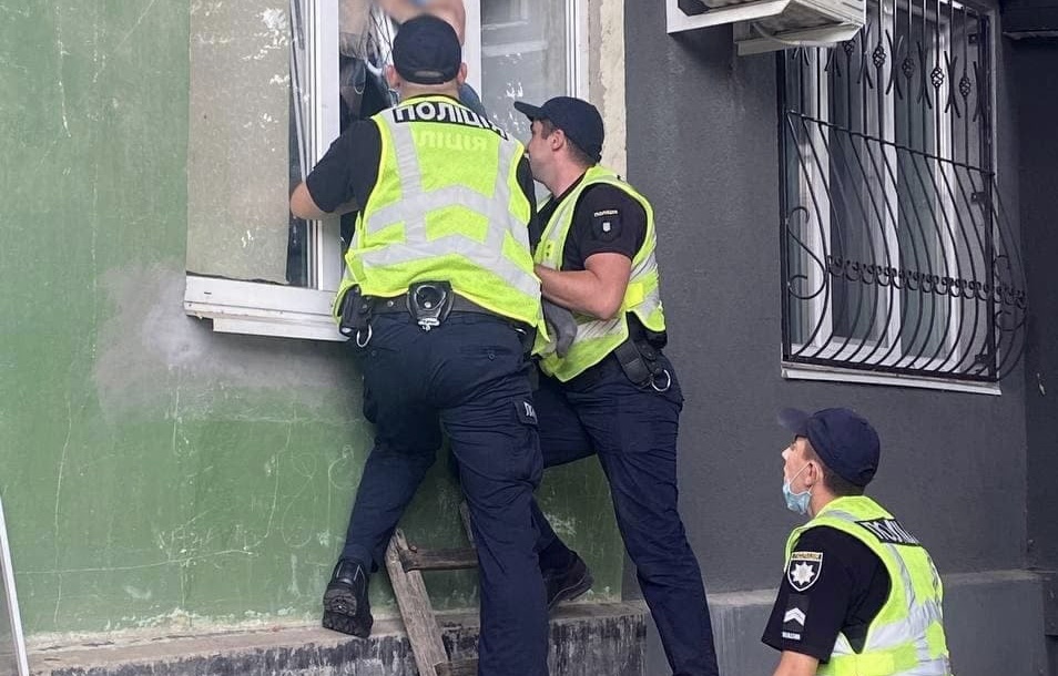 В Херсоне пьяный мужчина застрял в окне бывшей сожительницы и чуть не погиб (фото)