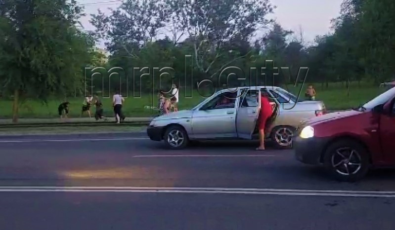 Массовая драка в Мариуполе: ромы на проезжей части забросали камнями водителя (видео)