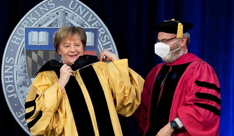 Меркель запуталась в мантии при вручении почётной докторской степени (видео)