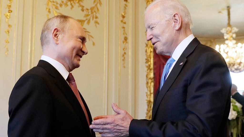 «Россия будет жестко отвечать»: Лавров рассказал о встрече Байдена и Путина