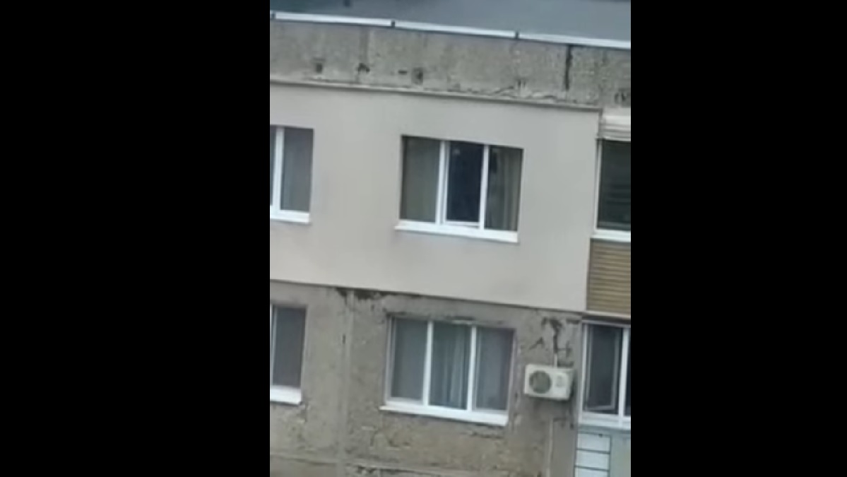 В Мариуполе 4-летний ребёнок гулял по отливу окна 9 этажа (видео)