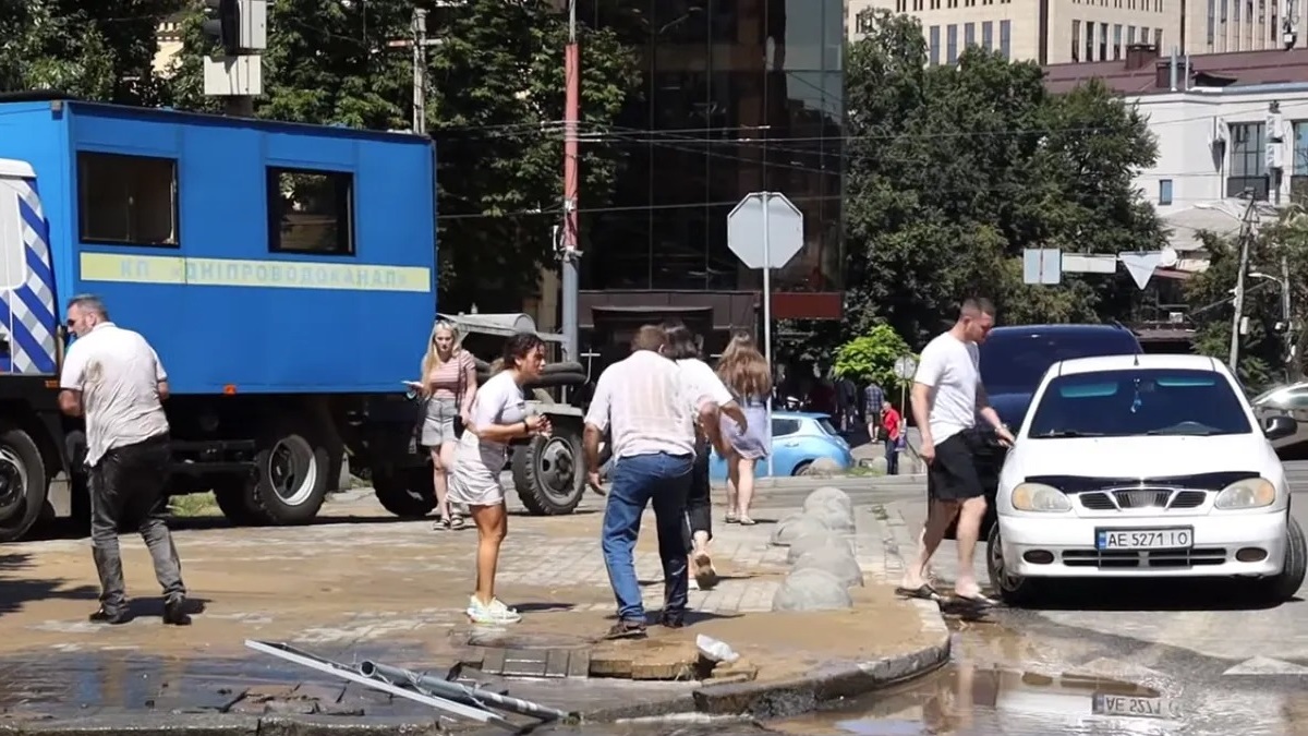 В Днепре девушка провалилась по шею в воду на тротуаре (видео)
