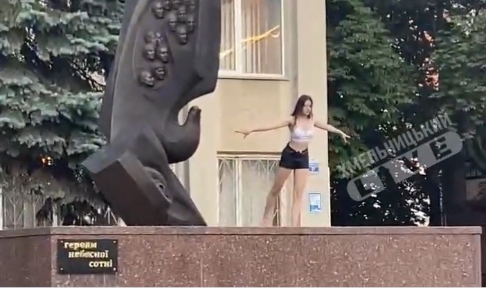 В Хмельницком девушка станцевала на памятнике Героям Небесной сотни (видео)
