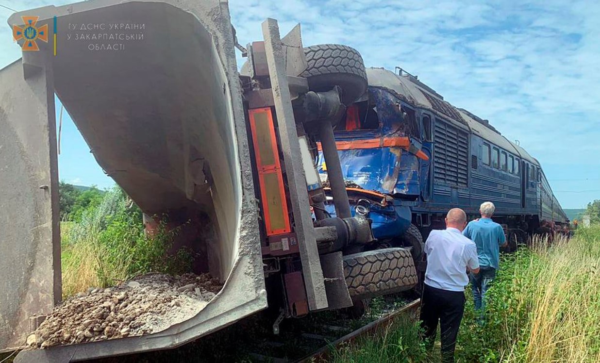 На Закарпатье столкнулись пассажирский поезд и грузовик: есть пострадавшие (фото, видео)