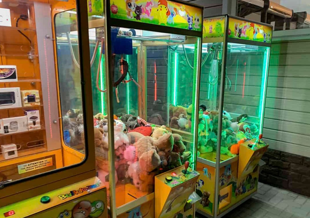 «Отбросило на асфальт»: в Тернополе автомат с игрушками ударил девочку током