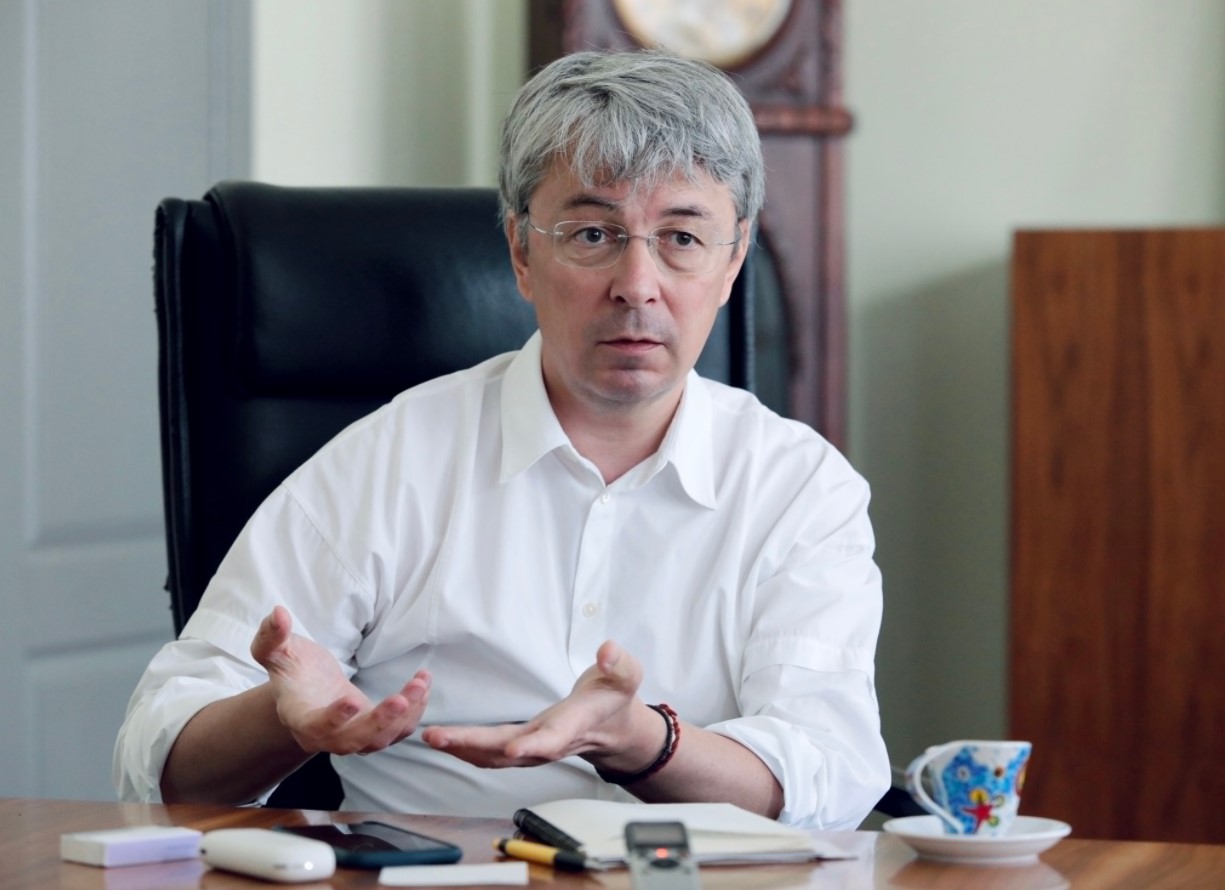 Ткаченко объяснил, почему не штрафуют каналы за фильмы на русском языке