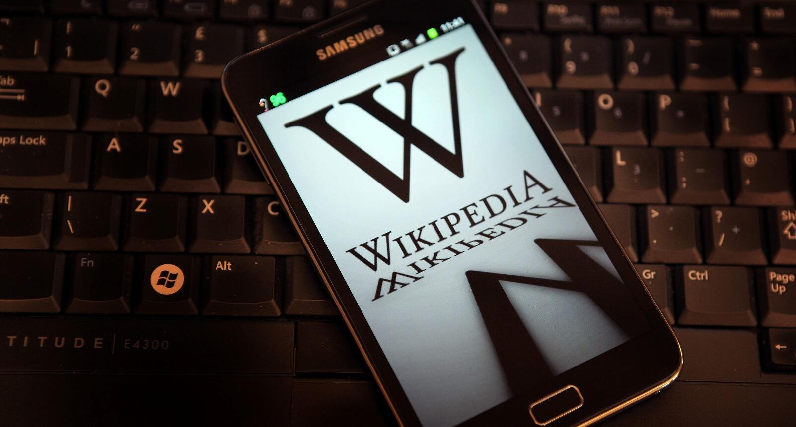 Хакеры взломали «Википедию» и заменили фотографии Эминема и Сталина на свастику