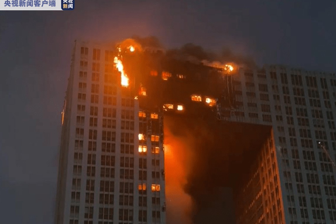 68 пожарных машин пытаются потушить небоскреб в Китае: огнем охвачены все этажи (видео)