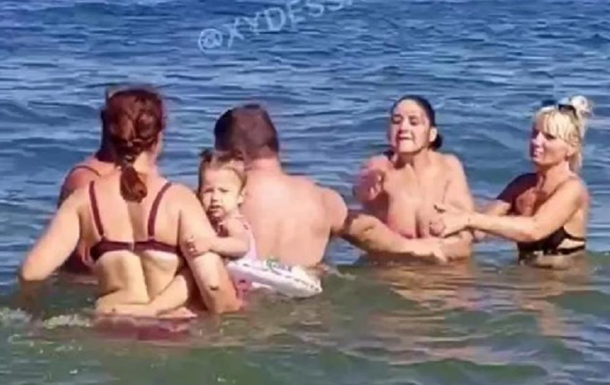 «Морской бой с верующими»: на пляже в Одессе женщины устроили драку с ребенком на руках (видео)