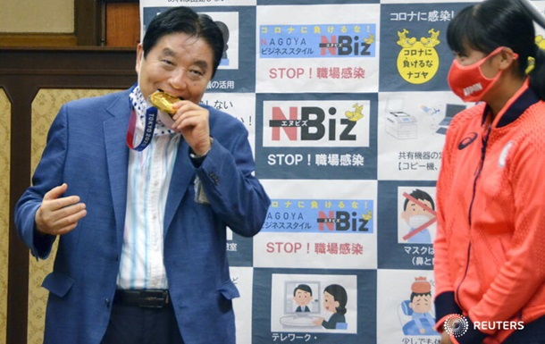 Олимпийской чемпионке из Японии заменят медаль из-за укуса мэра (фото) - 1 - изображение