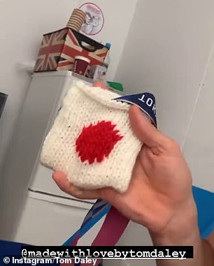 На трибунах в Токио олимпийский чемпион из Великобритании занимался вязанием (фото, видео) - 2 - изображение