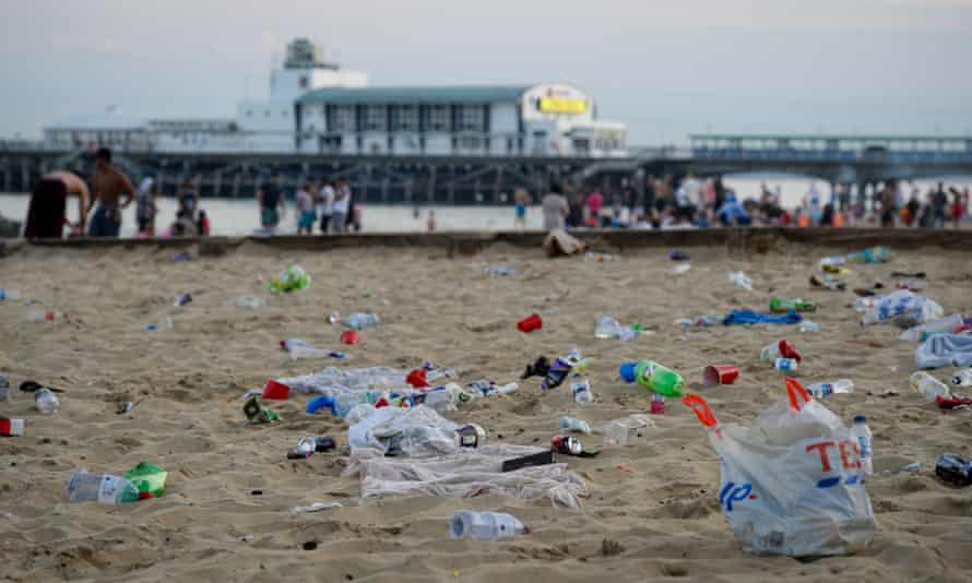 Экологи обвинили Coca-Cola в «убийстве» пляжей