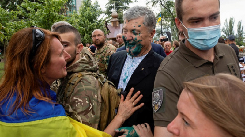 Посольство США в Украине осудило обливание Порошенко зелёнкой