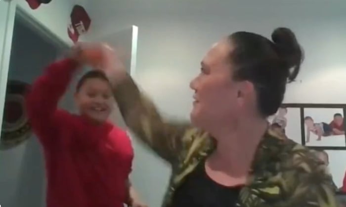 Zoom-интервью новозеландского министра прервал сын, размахивающий «фаллической морковью» (видео)