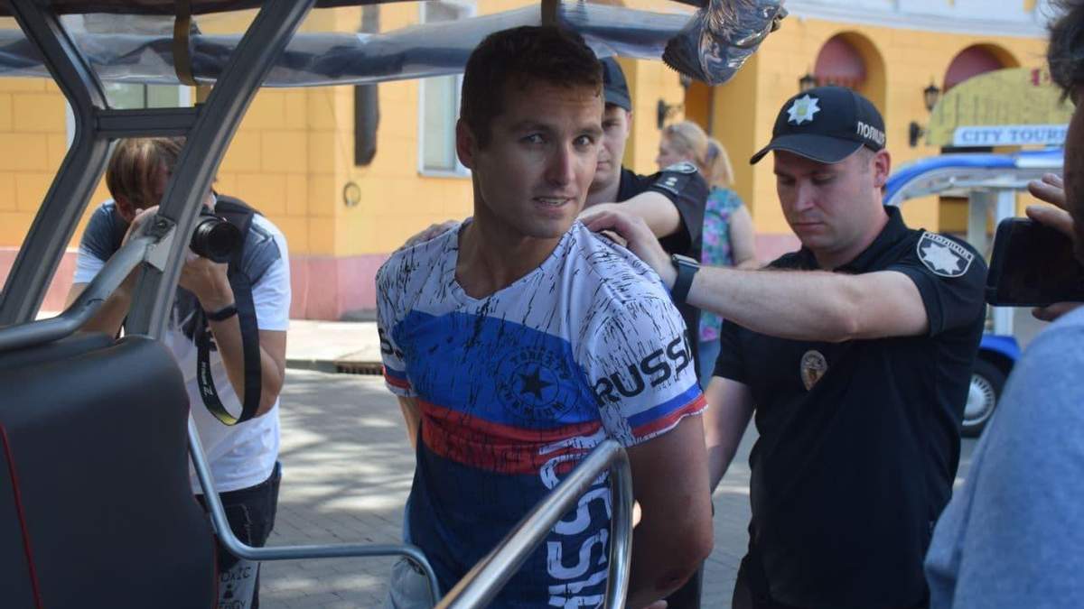 В Одессе полицейские задержали американца за футболку с российским триколором и надписью Russia (видео)