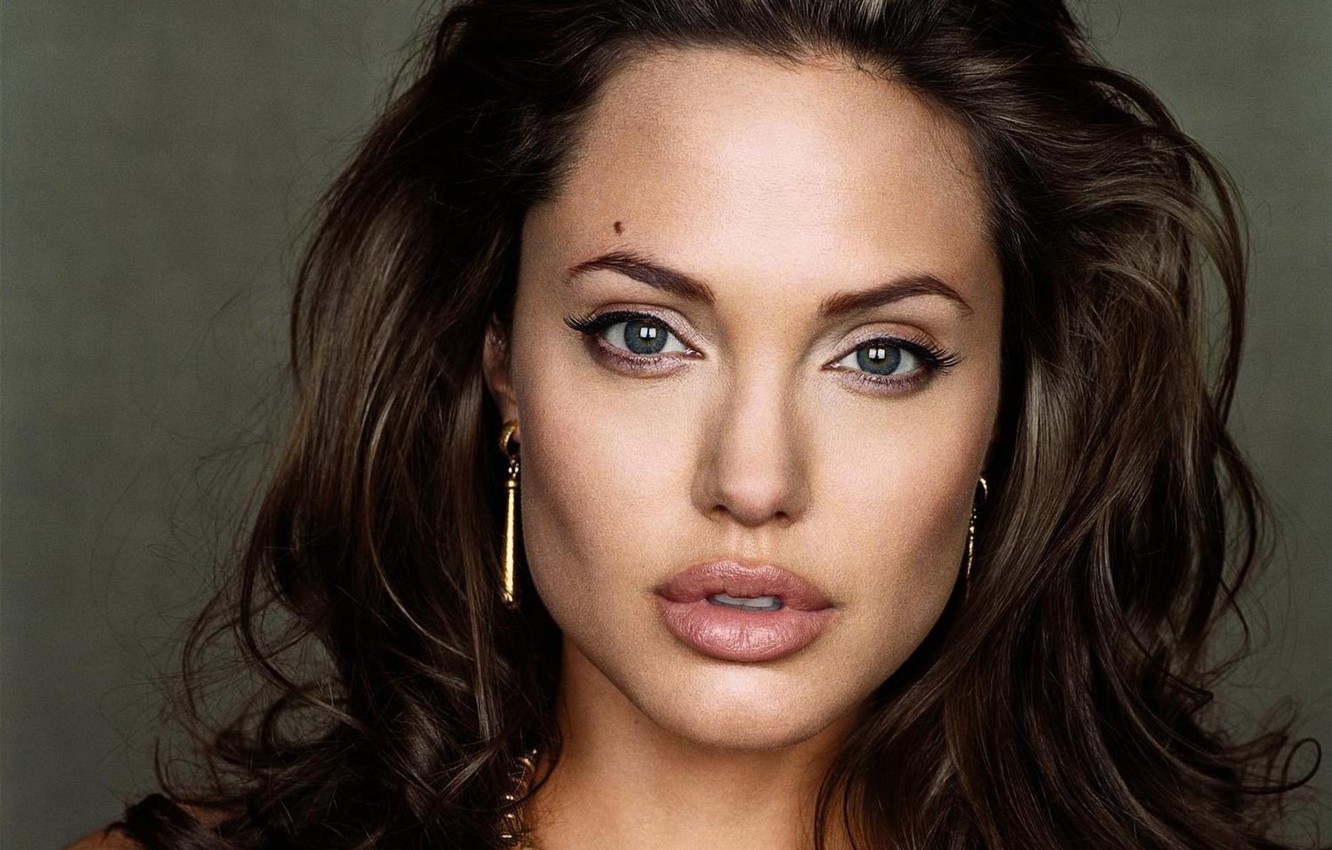 Анджелина Джоли завела страницу в Instagram, чтобы делиться информацией об Афганистане (фото)