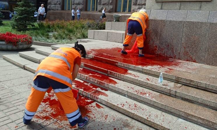 В Киеве под КГГА после завершения парада был совершен акт вандализма (фото)