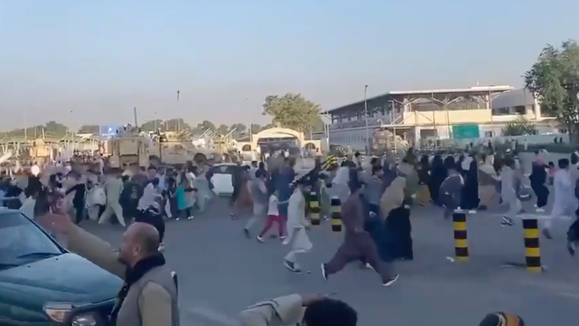 Американские военные открыли огонь при попытке толпы блокировать взлетно-посадочную полосу в аэропорту Кабула, есть убитые (видео)
